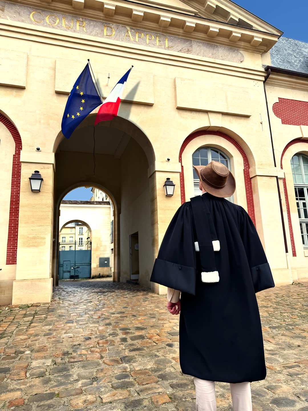 Maître Julien Pateoueille, en robe d’avocat, devant la cour d’appel